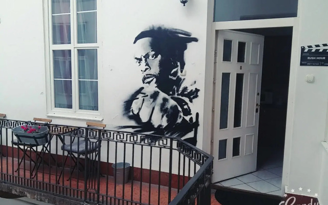11th Hour Cinema Hostel Будапешт вид на фасад