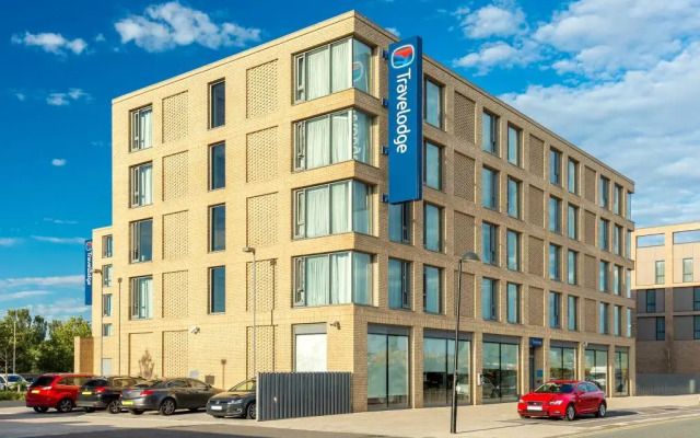 Travelodge London Excel Hotel вид на фасад