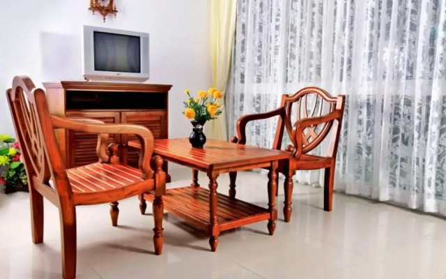 Phrom Charoen Hotel