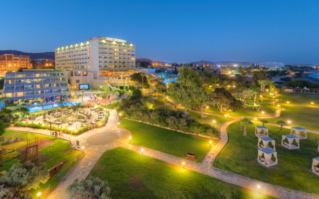 Отель St Raphael Resort & Marina вид на фасад