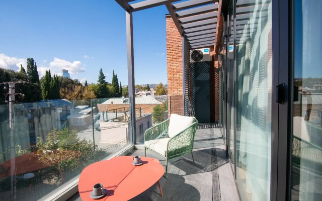 1 Bedroom Deluxe Double Suite with Kitchen with balcony (full double bed) · Gratus Aparthotel Tbilisi — photo 4
