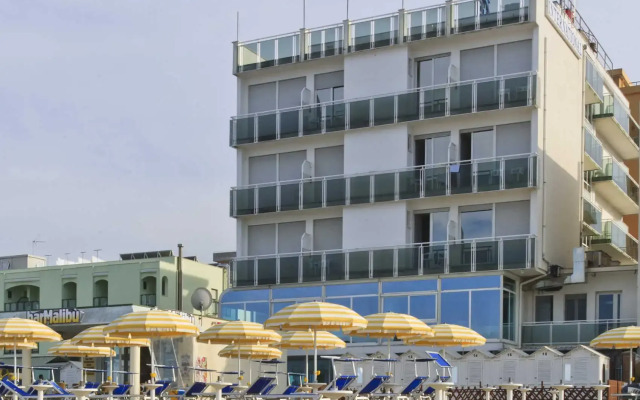 Hotel International Римини пляж
