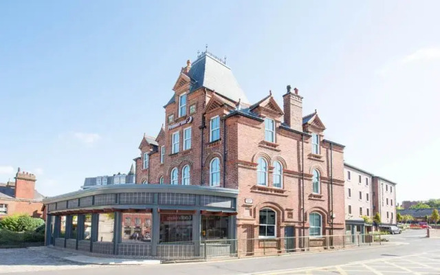 Отель Premier Inn Leek Town Centre вид на фасад