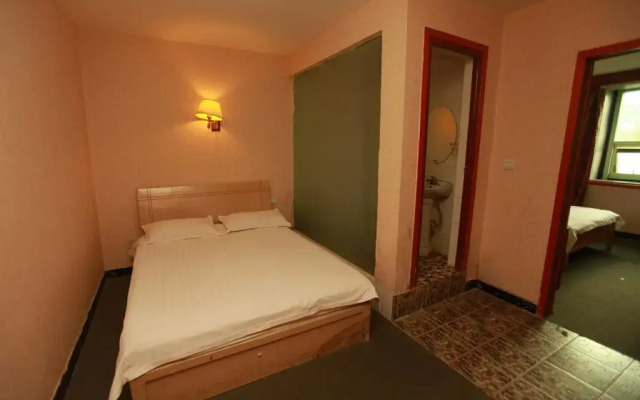 Отель Zhengfu Caotang Decent Inn комната для гостей