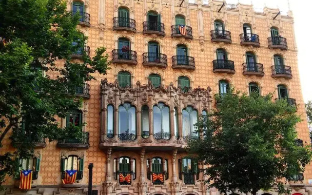 Отель Hostal Lesseps Барселона вид на фасад