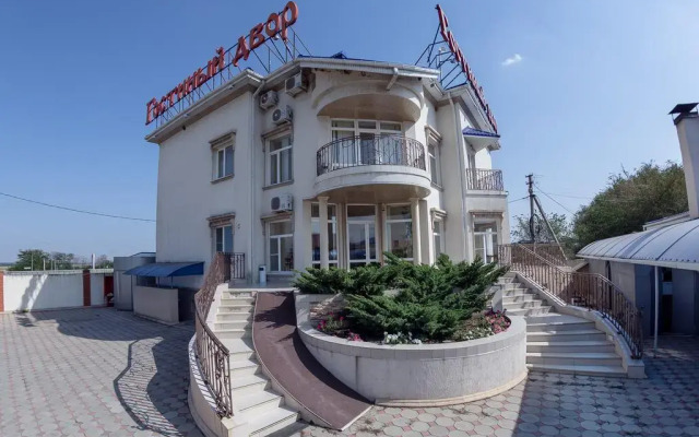 Гостиница Гостиный Дом вид на фасад
