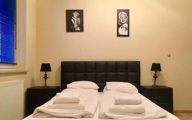 Отель City Aparthotel Wola комната для гостей