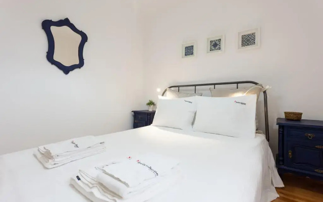 Отель Feels Like Home - Central Flat in Bairro Alto Португалия, Лиссабон - отзывы, цены и фото номеров - забронировать отель Feels Like Home - Central Flat in Bairro Alto онлайн комната для гостей
