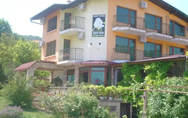 Hotel White Rose вид на фасад