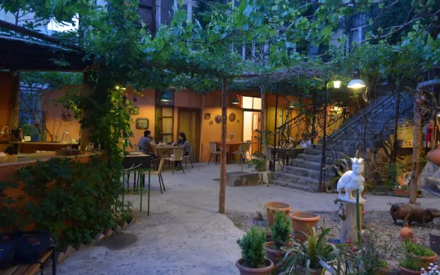 Travelers Hostel вид на фасад