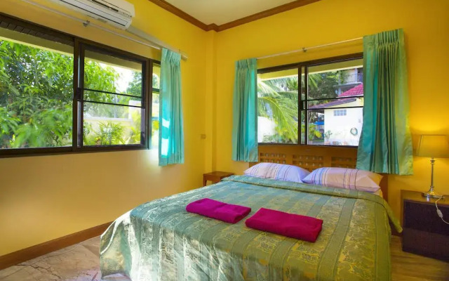 Отель Yellow Villa with Pool in Rawai Пхукет комната для гостей