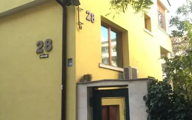 Отель Yellow House вид на фасад