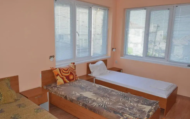 Отель Guest House Emona Балчик комната для гостей
