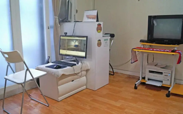 Отель Sinchon Alpha Guest House 4 комната для гостей