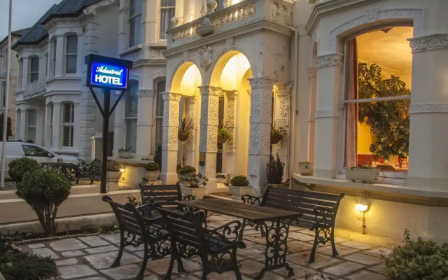 Adastral Hotel вид на фасад
