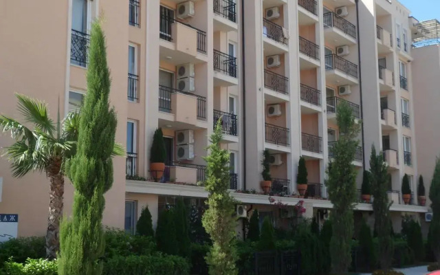 Отель Sun & Sea Apartments Болгария, Солнечный берег - отзывы, цены и фото номеров - забронировать отель Sun & Sea Apartments онлайн вид на фасад