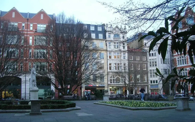 Апартаменты Valet Apartments Golden Square вид на фасад