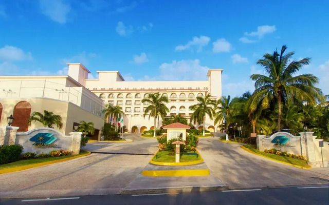 Отель GR Solaris Cancun - Все включено вид на фасад