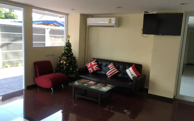 Апартаменты Modernbright Service Apartment Бангламунг комната для гостей