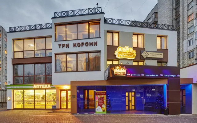 Three Crowns Hotel Львов вид на фасад