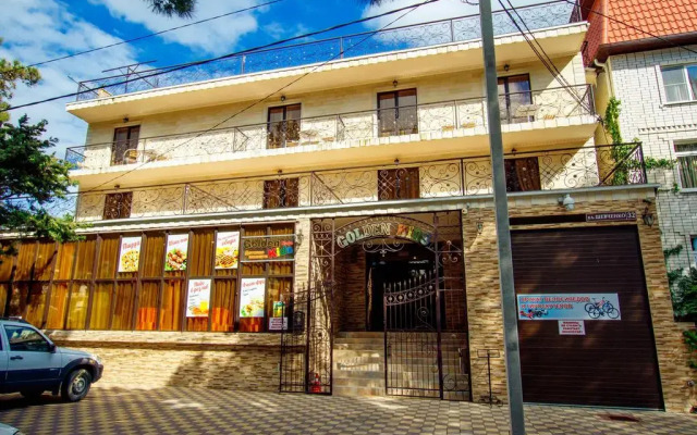 Гостиница Guest House Golden Kids вид на фасад