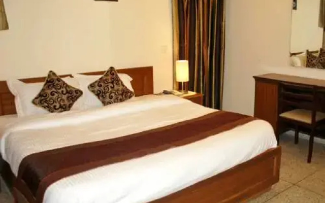 Отель Adarsh Residency комната для гостей