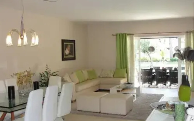 Отель Vilamoura Tenis Villa 15 комната для гостей