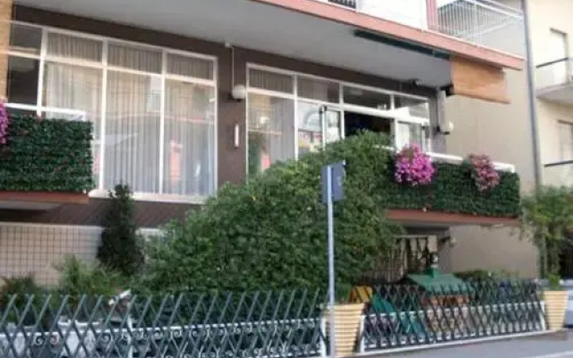 Отель Nova Dhely Римини вид на фасад