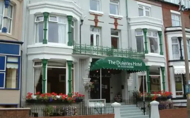 Dukeries Hotel вид на фасад