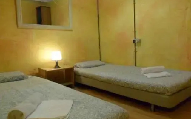 Отель Sleepy Beds Las Ramblas Барселона комната для гостей