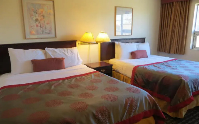 Отель Ramada Limited Calgary Northwest Канада, Калгари - отзывы, цены и фото номеров - забронировать отель Ramada Limited Calgary Northwest онлайн комната для гостей