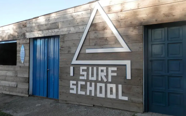 H.A.N.D Surf Hostel вид на фасад