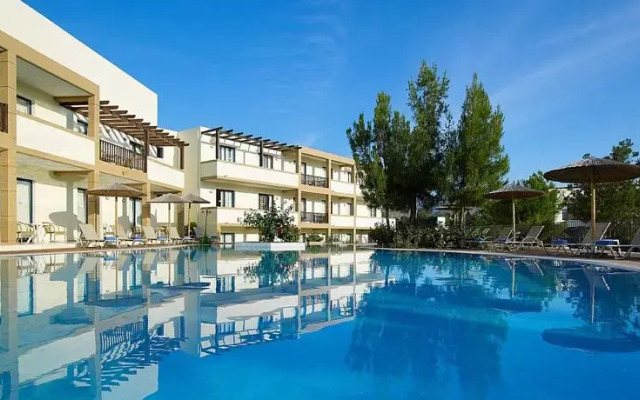 Отель Miraluna Village & Spa бассейн