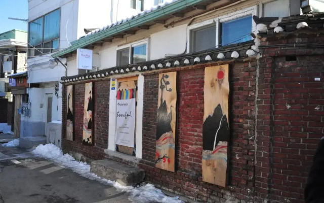 Отель Hueahn Hanok Guesthouse Южная Корея, Сеул - отзывы, цены и фото номеров - забронировать отель Hueahn Hanok Guesthouse онлайн вид на фасад
