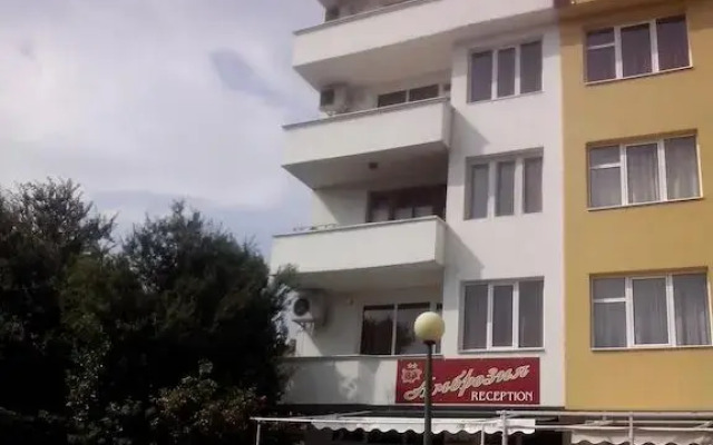 Отель Ambrozia Guest Rooms вид на фасад