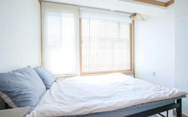 Отель Hi Jun Guesthouse Hongdae комната для гостей