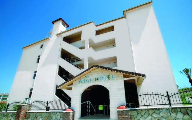 Aral Hotel Side вид на фасад