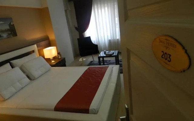 Отель Simal Airport Suites комната для гостей