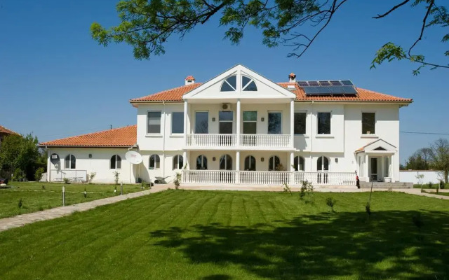 Отель Old School Villa вид на фасад