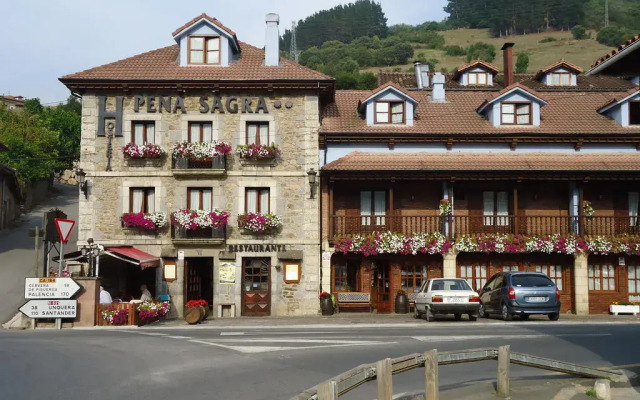Отель Hosteria Peña Sagra вид на фасад