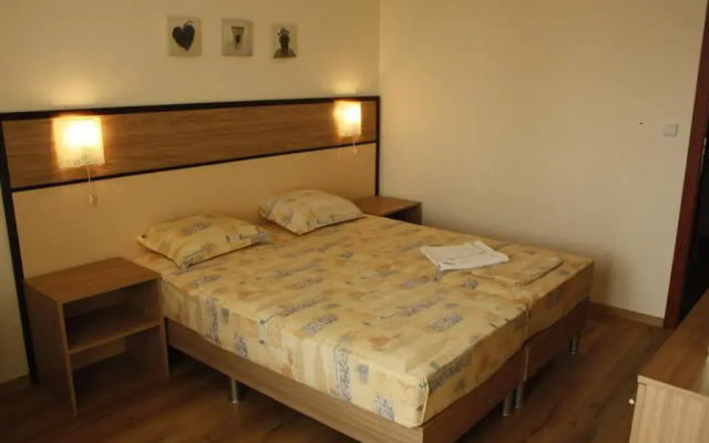 Апартаменты Golden House Apartments комната для гостей