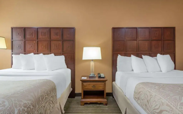 Отель Ramada by Wyndham Columbus Polaris комната для гостей