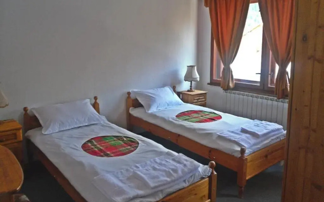 Отель Family Hotel Feniks Болгария, Чепеларе - отзывы, цены и фото номеров - забронировать отель Family Hotel Feniks онлайн комната для гостей