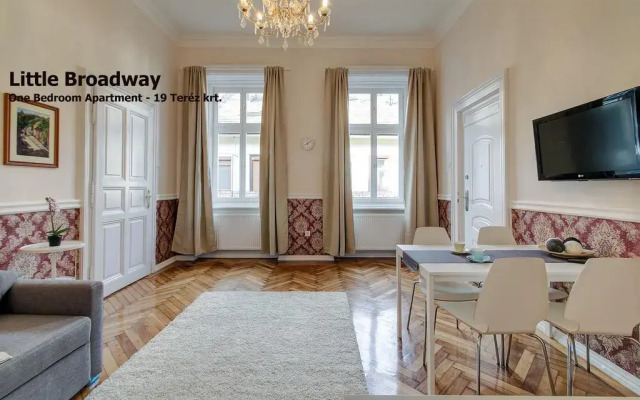 Апартаменты Little Americas Oktogon Apartments комната для гостей