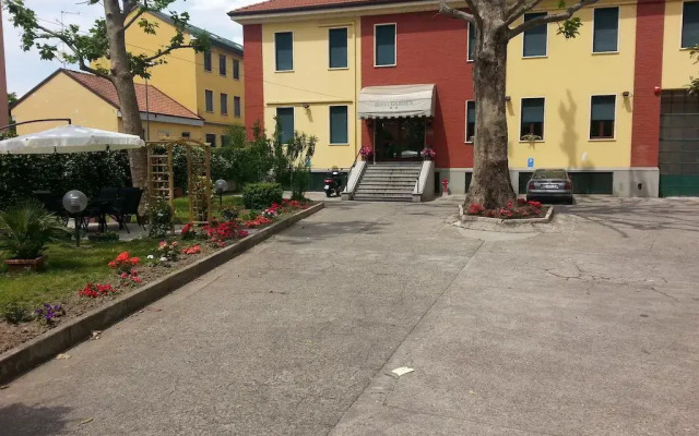 Hotel Garden парковка