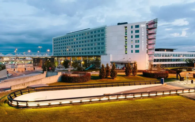Отель NH Lyon Airport вид на фасад