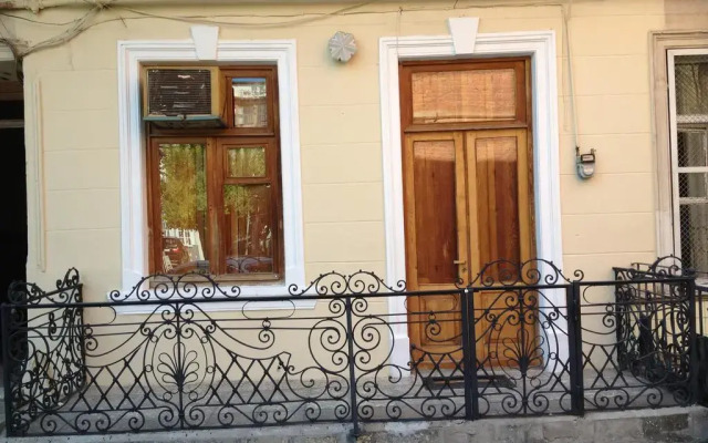 Отель Comfortable Flat in Central Tbilisi вид на фасад