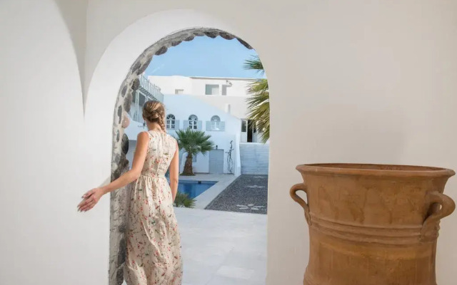 Отель Mediterranean White вид на фасад