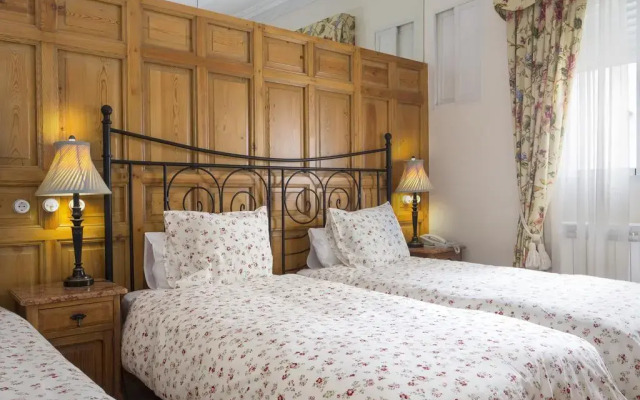 Отель Hostal Adria Santa Ana Мадрид комната для гостей