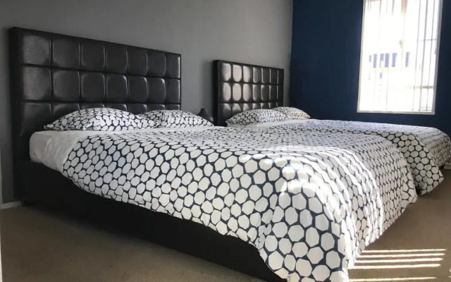 Отель Amazing 2bed 2 bath near the Grove США, Лос-Анджелес - отзывы, цены и фото номеров - забронировать отель Amazing 2bed 2 bath near the Grove онлайн комната для гостей
